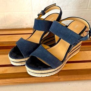 Super Cute Nine West size 7 wedge sandals!